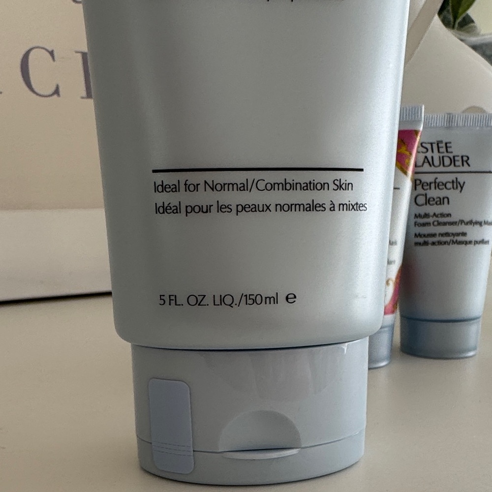Estee Lauder Perfectly Clean Multi-Action Foam Cleanser - Picture 4 of 6